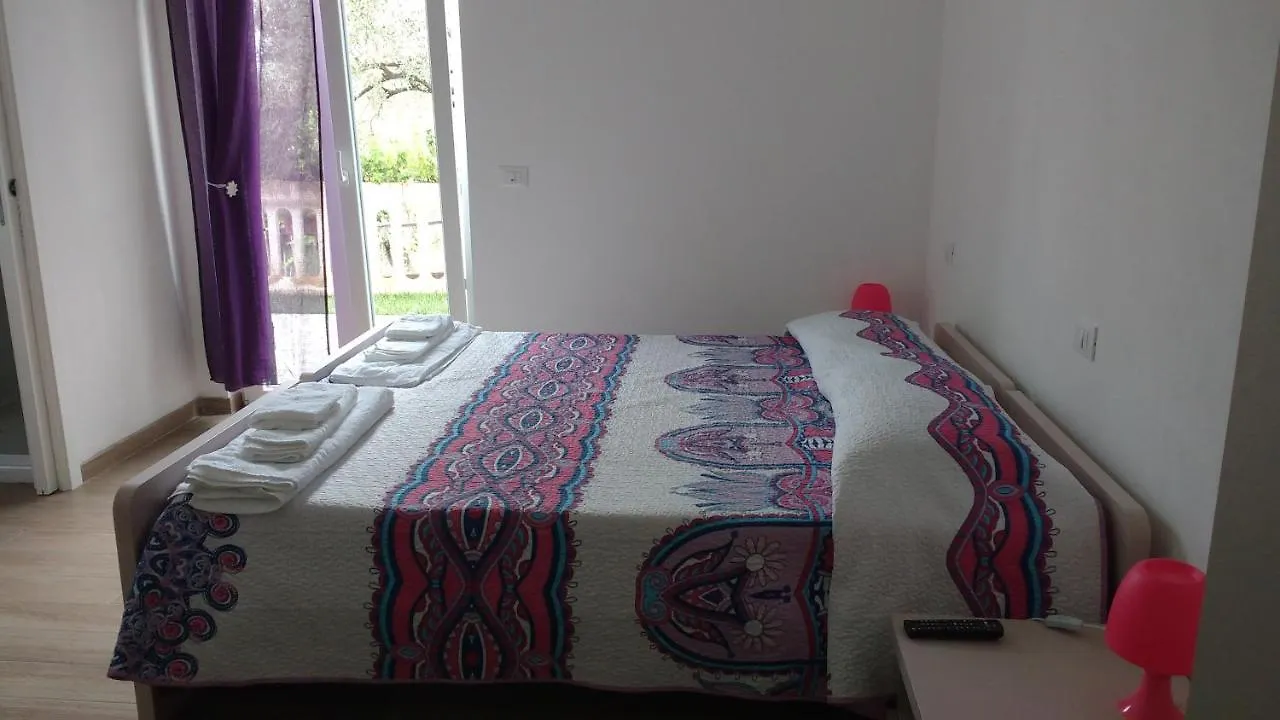 La Vie Est Belle Bed and Breakfast Finale Ligure 0*,  Italien