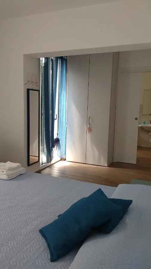 Bed & Breakfast La Vie Est Belle Bed and Breakfast Finale Ligure Italien